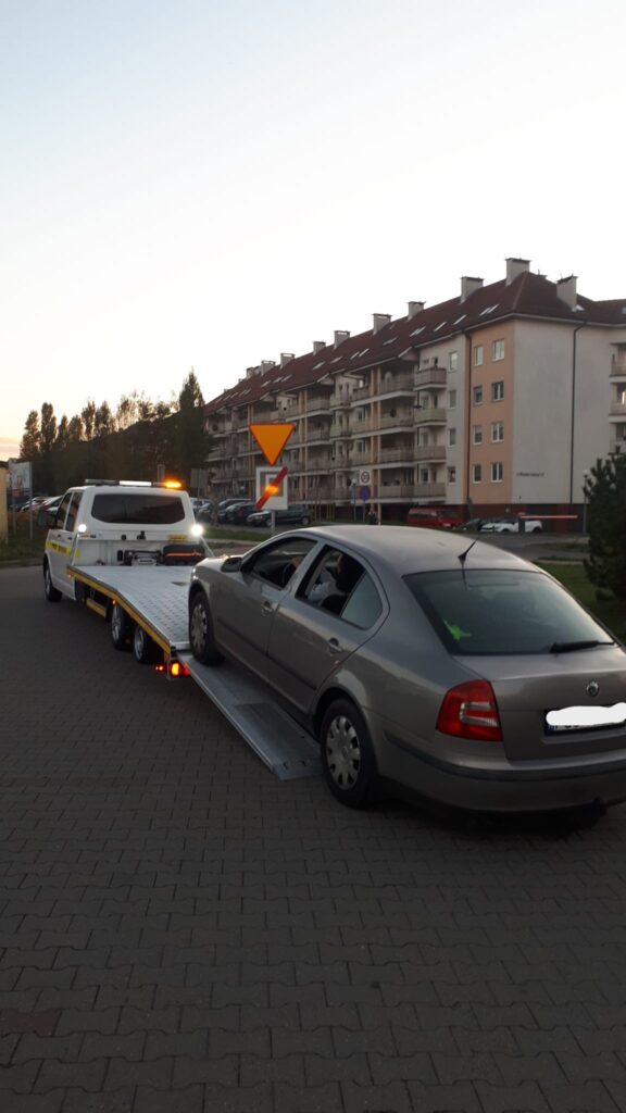 Samochód holowany na zaśnieżonej ulicy w Berlinie podczas zimowych warunków pogodowych.