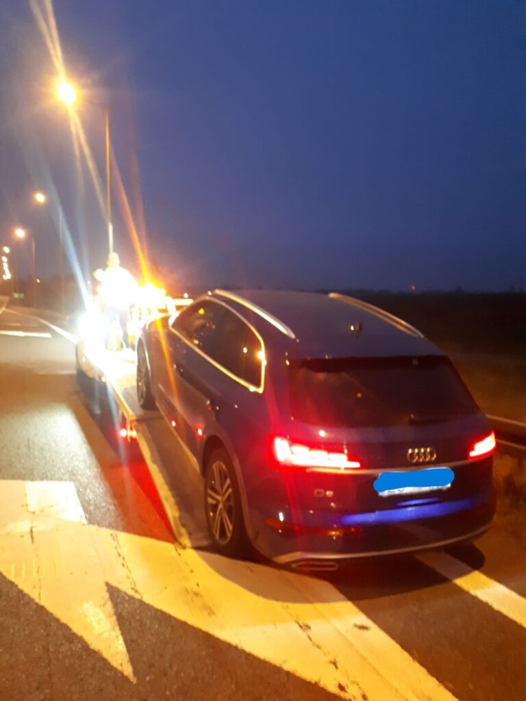 Laweta Berlin transportująca uszkodzony samochód na autostradzie w Niemczech.